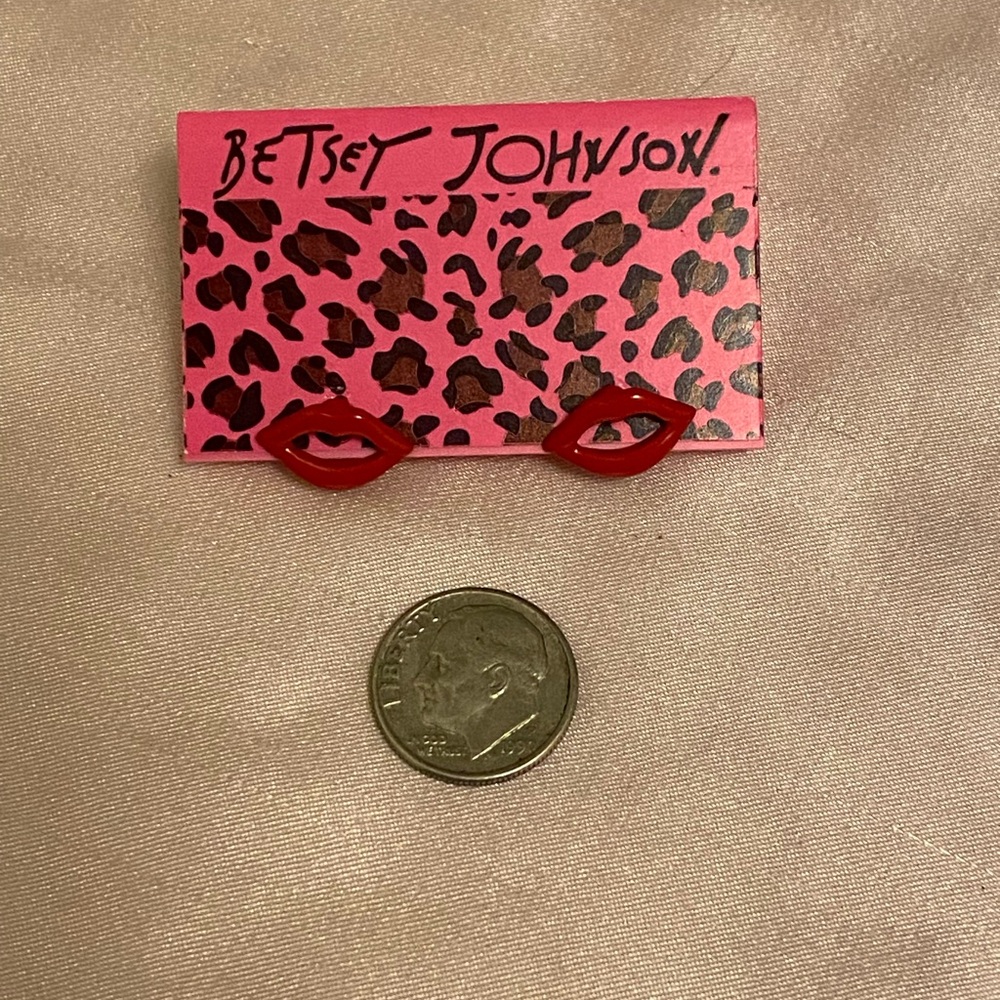 NWT Betsey Johnson vintage kiss earrings
